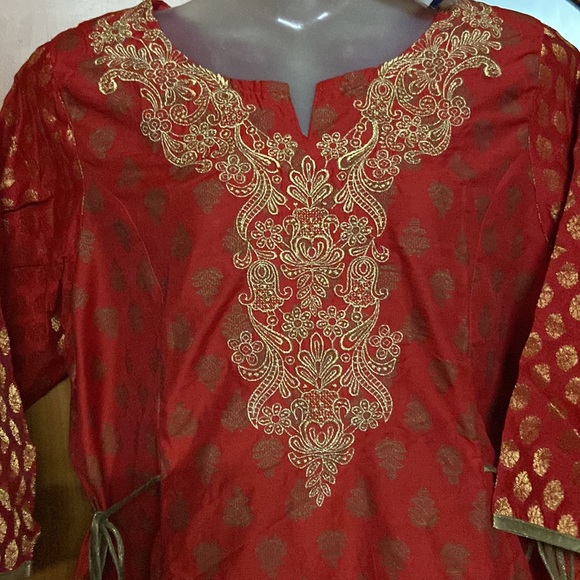 Anahi xxl A line kurta for Woman. Red color - Picture 2 of 5